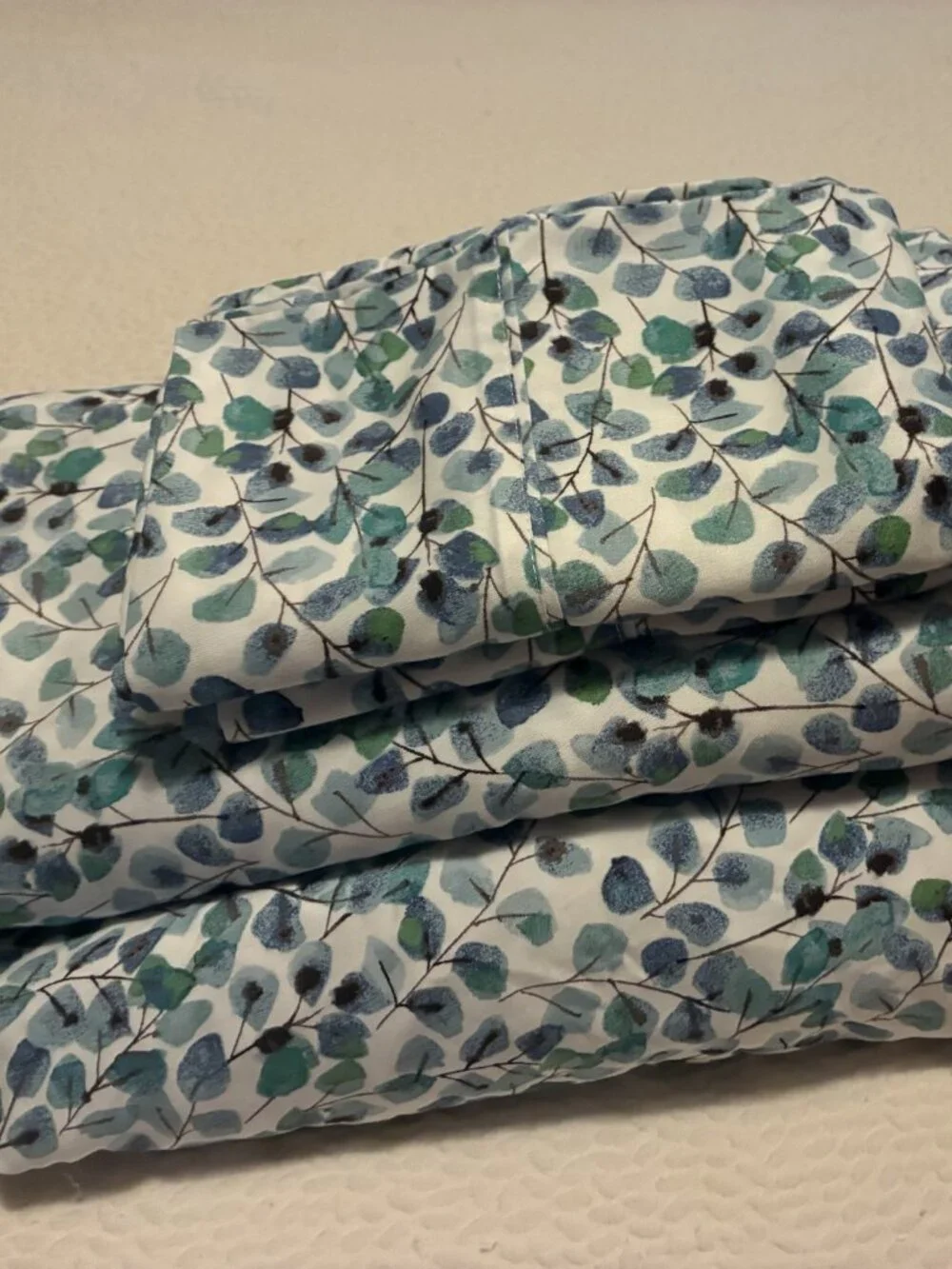 Leaf motif.Queen size sheet set - 2 pillows, one flat, one fitted sheet